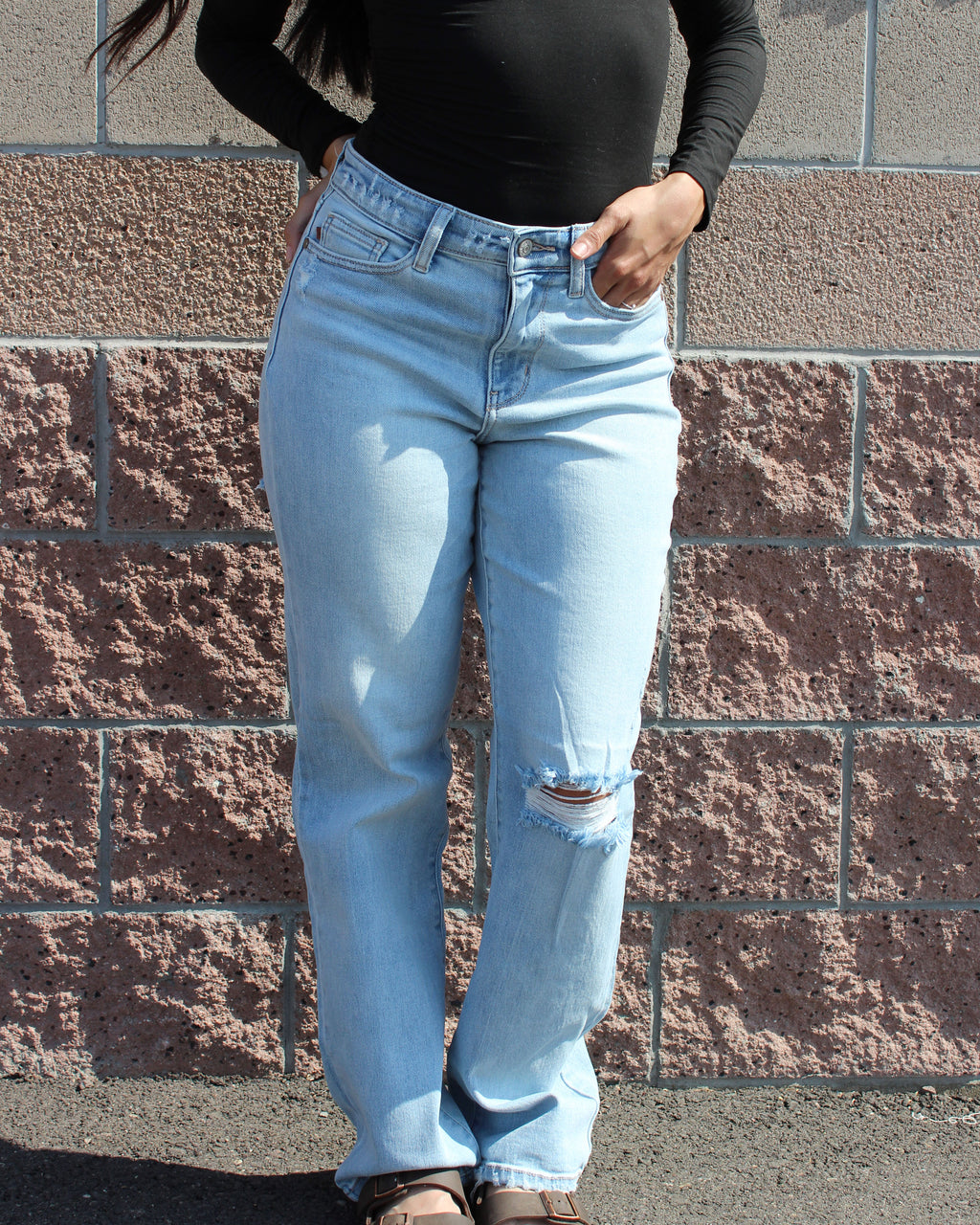 Back slit straight jeans
