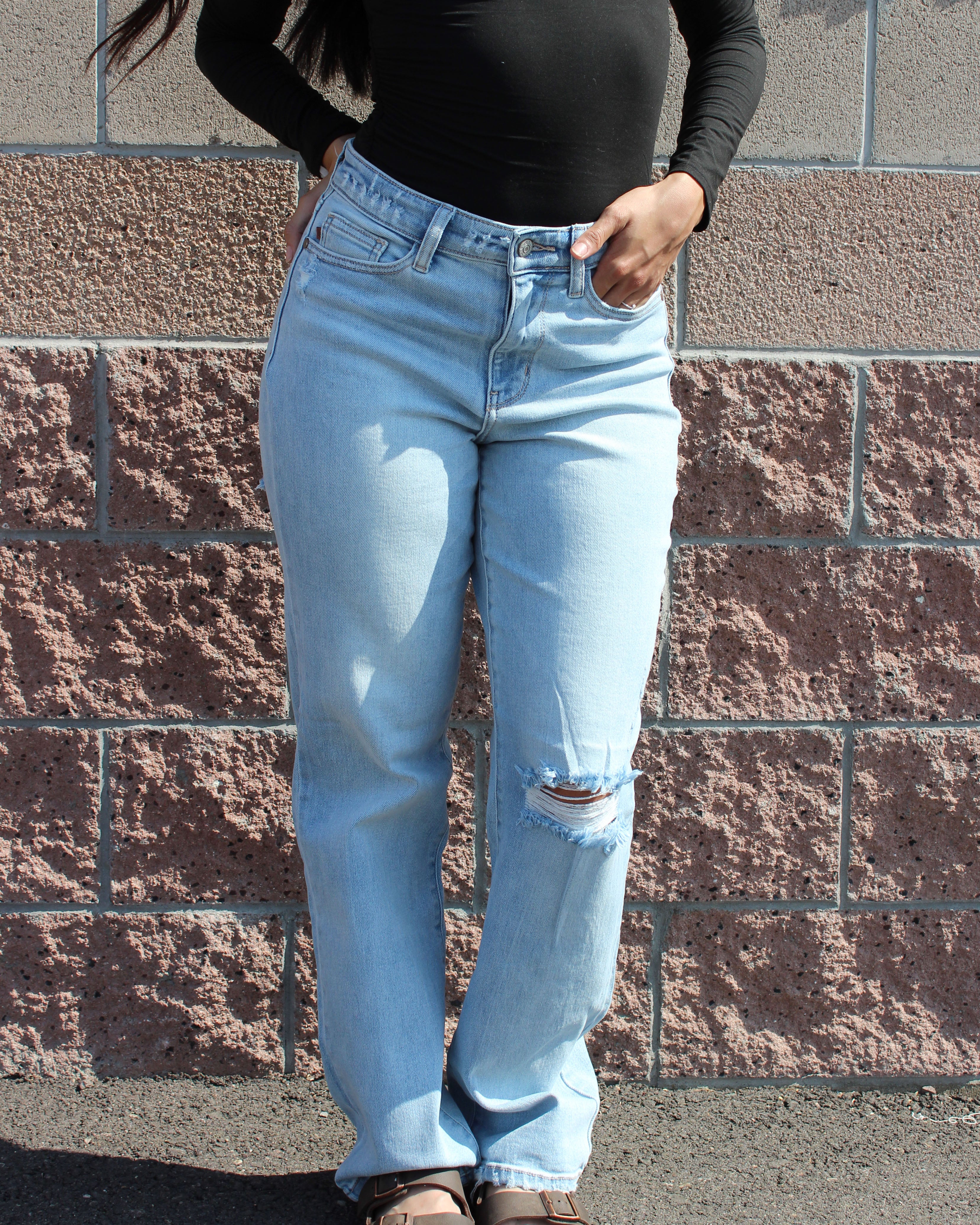 Back slit straight jeans
