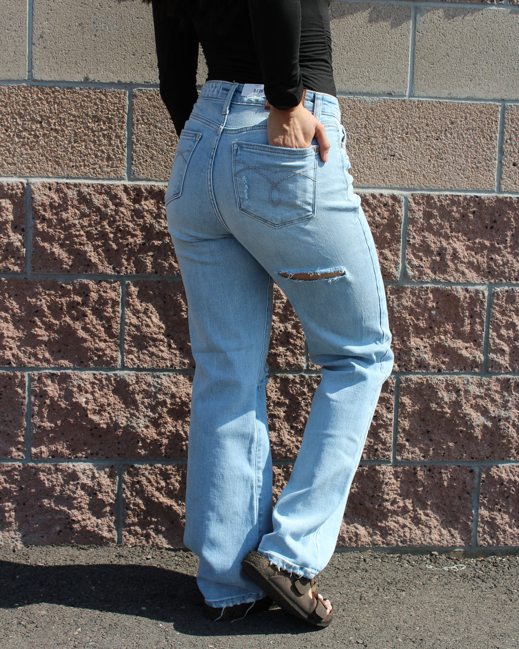 Back slit straight jeans