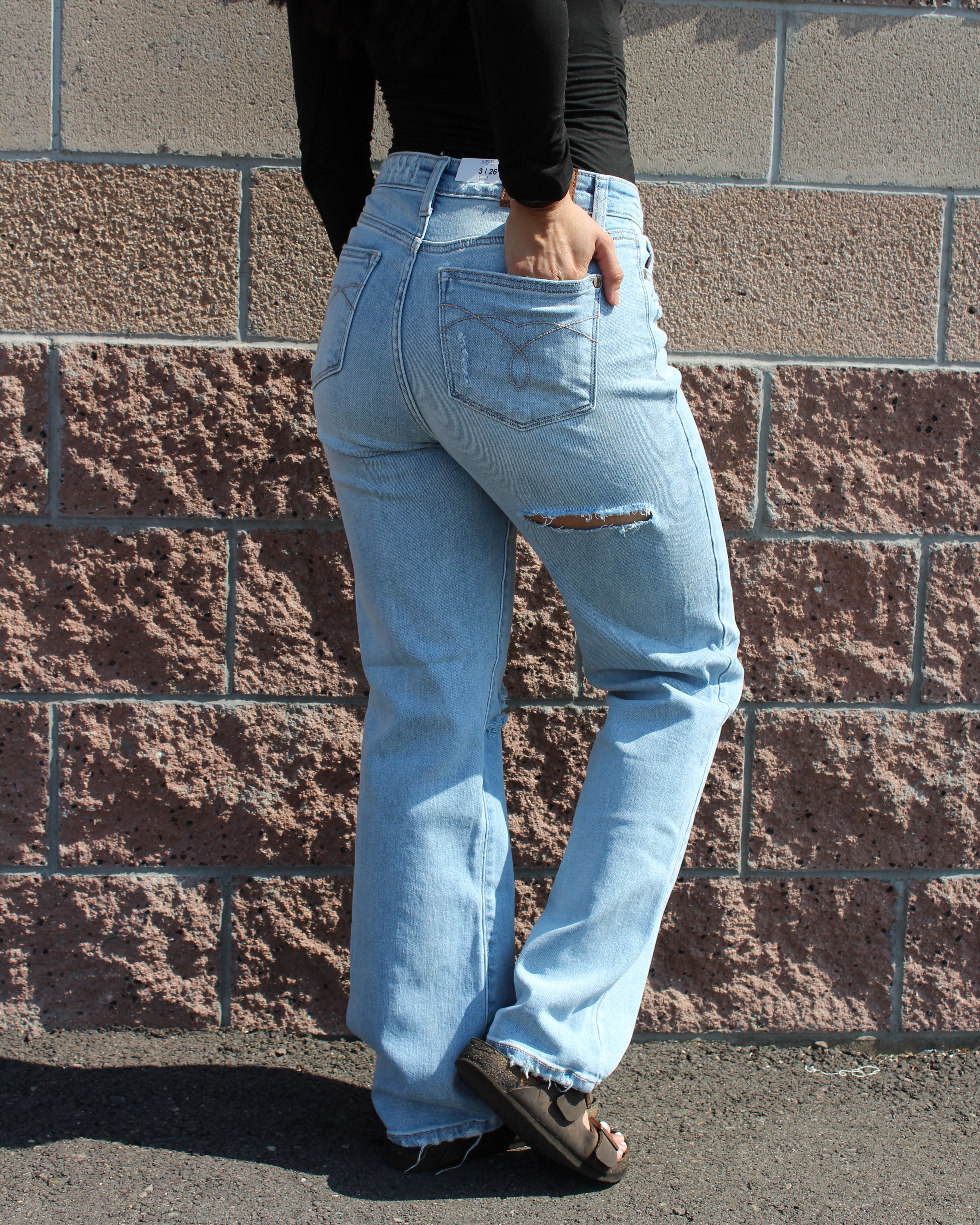 Back slit straight jeans